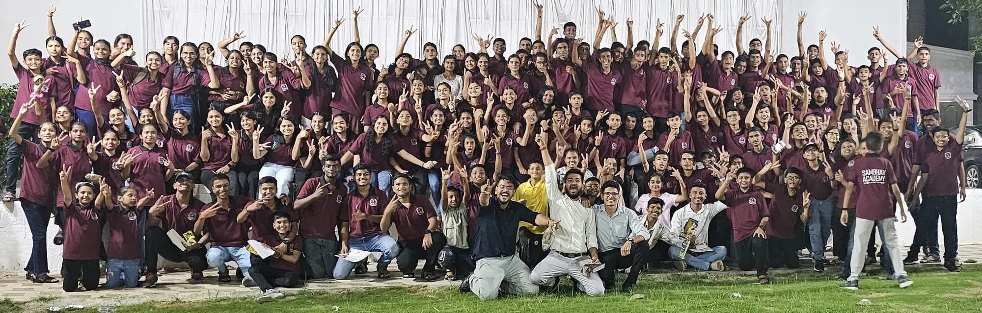 Panoramic view of Amar Bhaiya's classroom during a session